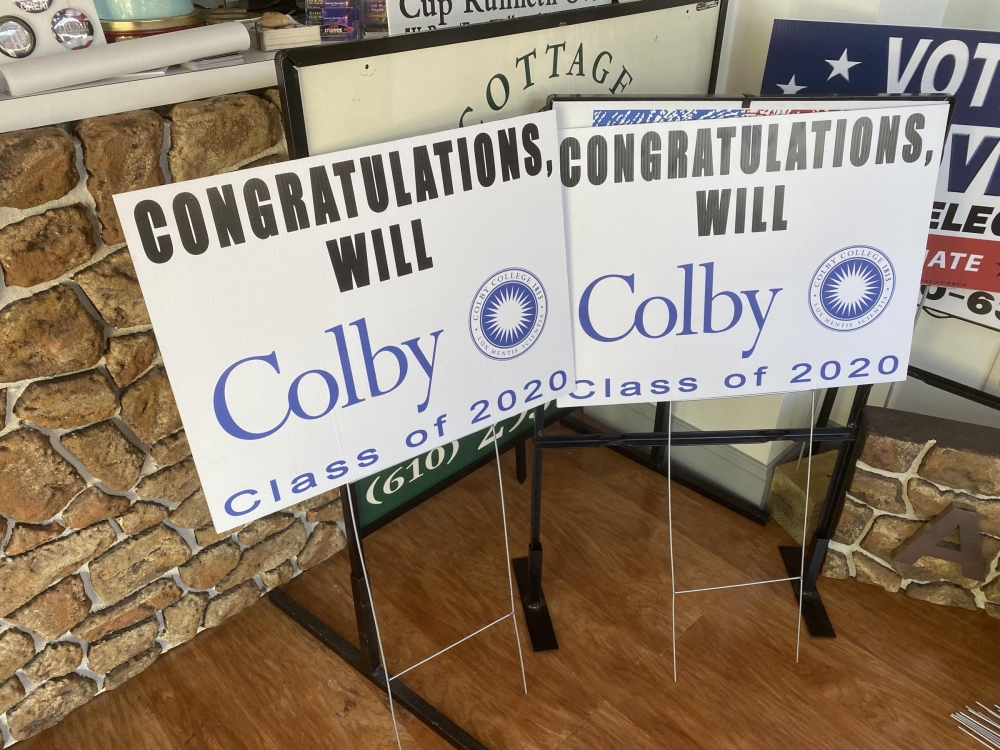 Congrats graduate site signs Colby